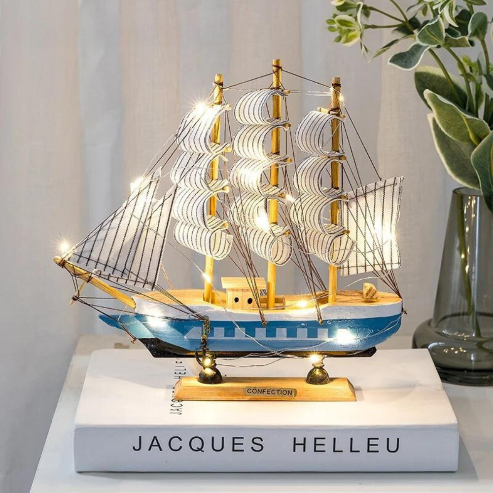 SailGlow – LED-Holzsegelschiff Skulptur für gemütliche Räume