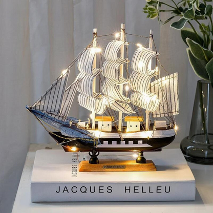 SailGlow – LED-Holzsegelschiff Skulptur für gemütliche Räume