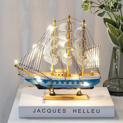 SailGlow – LED-Holzsegelschiff Skulptur für gemütliche Räume